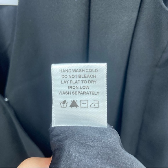 Lovers and Friends Black Oversized V-Neck Sleeveless Blouse Size Medium - Picture 11 of 11